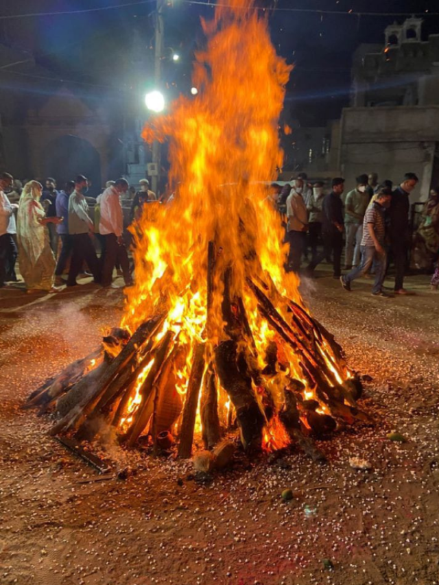 होलिका की बची हुई रख को यहां रखें, दूर होगी कई समस्याए