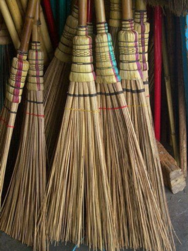 सुबह झाड़ू लगाते समय करें ये 3 काम, दूर होगी दरिद्रता