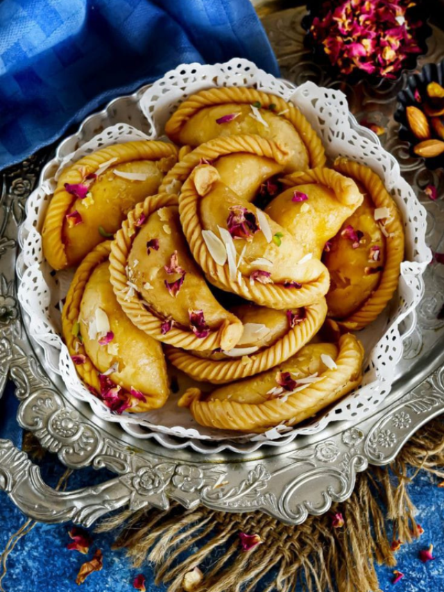 होली के खास मौके पर इस आसन तरीके से बनाए मावा गुजिया