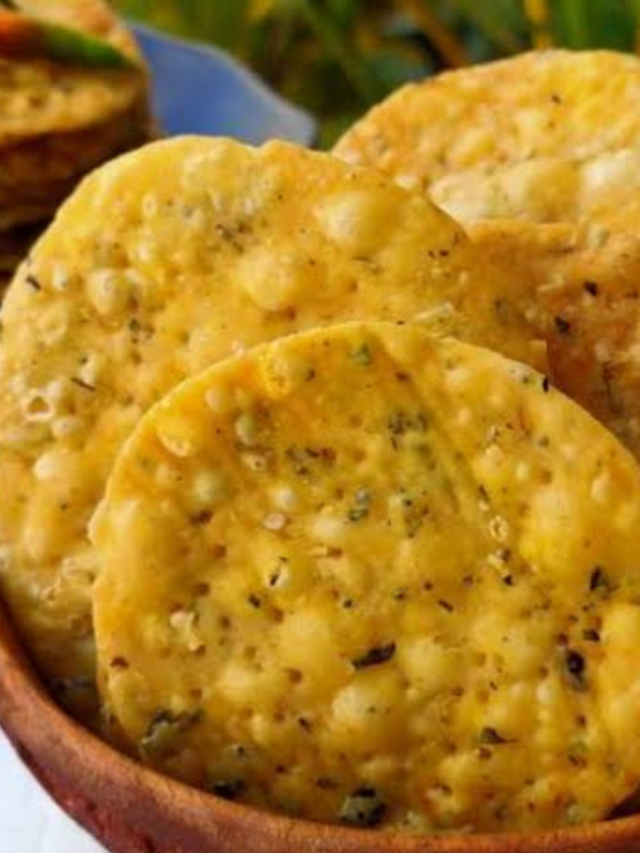 होली के लिए घर पर बनाए स्वादिष्ट मेथी की मठरी, जानें रेसिपी